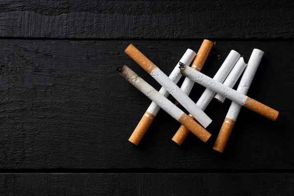 Concepto Daño Del Tabaquismo Cigarrillos Sobre Fondo Madera Oscura — Foto de Stock