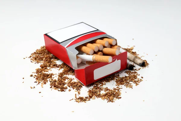 Έννοια Της Βλάβης Του Καπνίσματος Πακέτο Τσιγάρα Λευκό Φόντο — Φωτογραφία Αρχείου