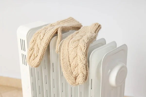 Concept Heating Season Modern Electric Heater Mittens — ストック写真