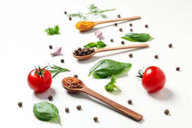 Yemek pişirme kavramı, beyaz arka planda farklı baharatlar.