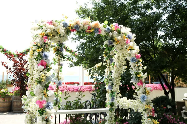 Díszítés Virágokkal Szabadban Napsütéses Napon — Stock Fotó