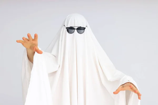 Concepto Halloween Mujer Disfrazada Fantasma Gafas Sol Sobre Fondo Claro —  Fotos de Stock