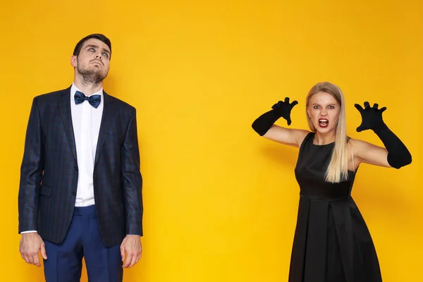 Konzept Von Halloween Junger Mann Und Frau Auf Gelbem Hintergrund — Stockfoto