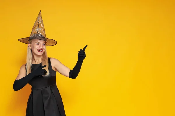 Concept Halloween Jeune Femme Sur Fond Jaune — Photo