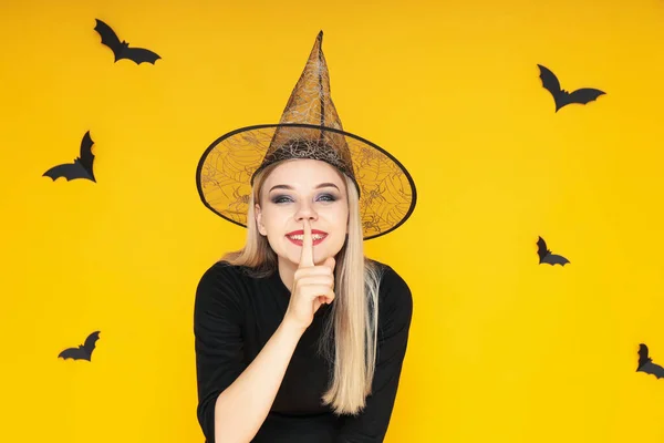 Koncept Halloween Mladá Žena Žlutém Pozadí — Stock fotografie