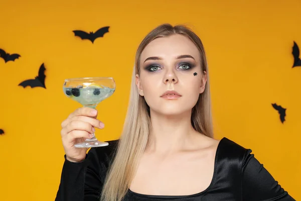 Conceito Halloween Jovem Mulher Fundo Amarelo — Fotografia de Stock