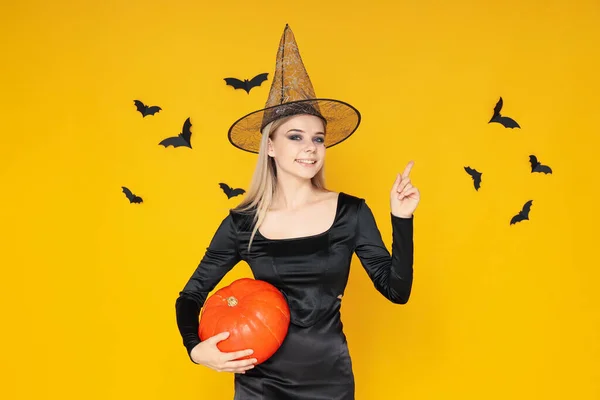 Conceito Halloween Jovem Mulher Fundo Amarelo — Fotografia de Stock