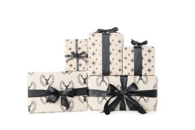 Güzel Noel hediyesi kavramı, hediye kutuları, beyaz arka planda izole edilmiş.