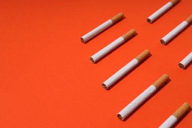 Sigara zararlı, sigara turuncu arka planda.