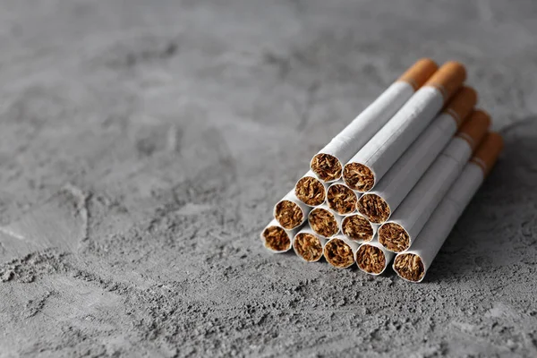 Conceito Dano Fumar Cigarros Fundo Texturizado Cinza — Fotografia de Stock