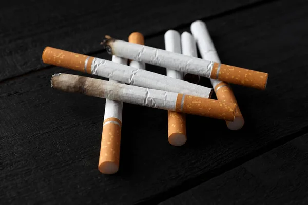 Έννοια Της Βλάβης Του Καπνίσματος Τσιγάρα Σκούρο Ξύλινο Φόντο — Φωτογραφία Αρχείου