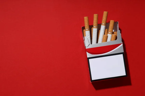 Έννοια Της Βλάβης Του Καπνίσματος Πακέτο Τσιγάρα Κόκκινο Φόντο — Φωτογραφία Αρχείου