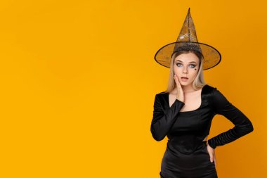 Cadılar Bayramı kavramı, sarı arka plandaki genç kadın.