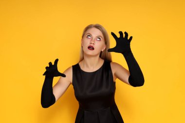 Cadılar Bayramı kavramı, sarı arka plandaki genç kadın.