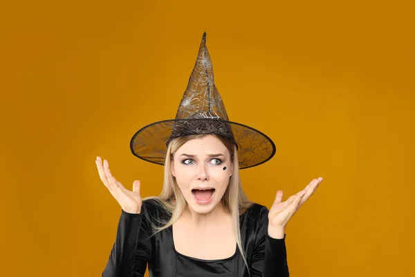 Concepto Halloween Mujer Joven Sobre Fondo Amarillo — Foto de Stock