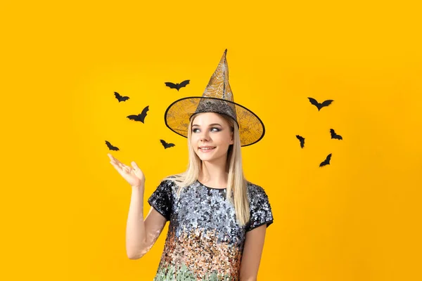 Conceito Halloween Jovem Mulher Fundo Amarelo — Fotografia de Stock