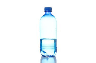 Susuzluk ve tazelik kavramı, temiz su, beyaz arka planda izole edilmiş.