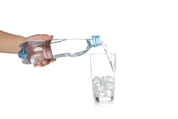 Hembra Mano Verter Agua Vidrio Botella Aislado Sobre Fondo Blanco — Foto de Stock