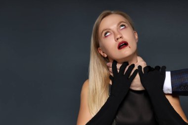 Cadılar Bayramı kavramı, karanlık geçmişli genç bir kadın.