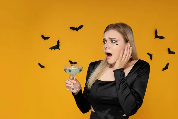 Concepto Halloween Mujer Joven Sobre Fondo Amarillo — Foto de Stock