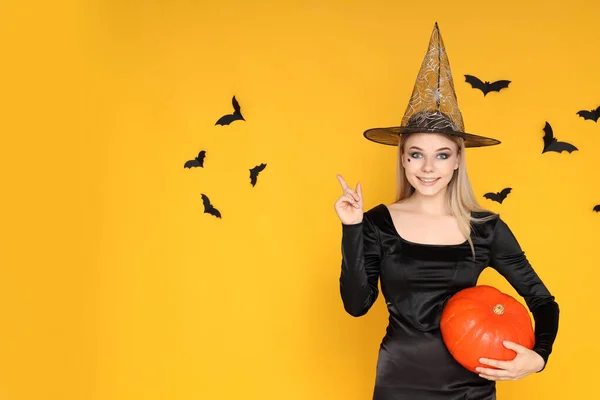 Αντίληψη Του Halloween Νεαρή Γυναίκα Κίτρινο Φόντο — Φωτογραφία Αρχείου