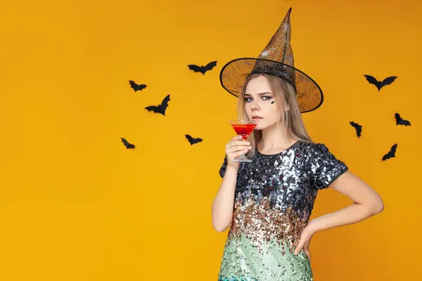 Koncept Halloween Mladá Žena Žlutém Pozadí — Stock fotografie