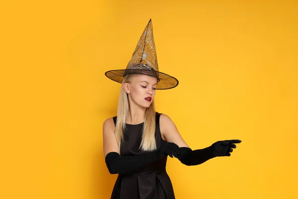 Αντίληψη Του Halloween Νεαρή Γυναίκα Κίτρινο Φόντο — Φωτογραφία Αρχείου