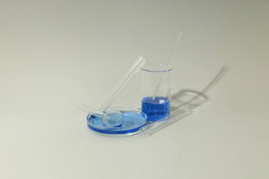 Laboratuvar aksesuarlarıyla bilim ve araştırma kavramı