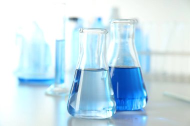 Laboratuvar aksesuarlarıyla bilim ve araştırma kavramı