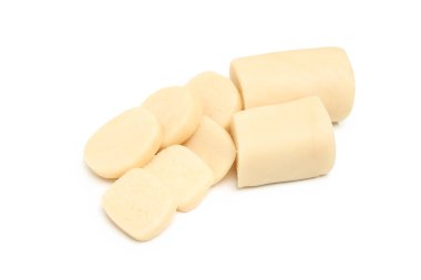 Lezzetli tatlı yiyecek kavramı, badem ezmesi, beyaz arka planda izole edilmiş.