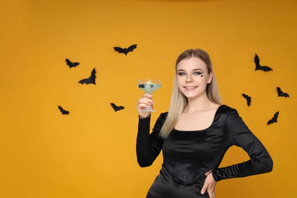 Conceito Halloween Jovem Mulher Fundo Amarelo — Fotografia de Stock