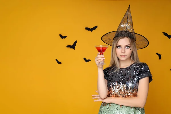 Koncept Halloween Mladá Žena Žlutém Pozadí — Stock fotografie