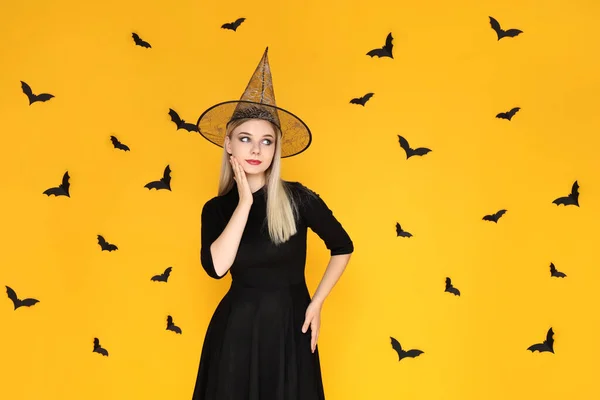 Concept Halloween Jeune Femme Sur Fond Jaune — Photo