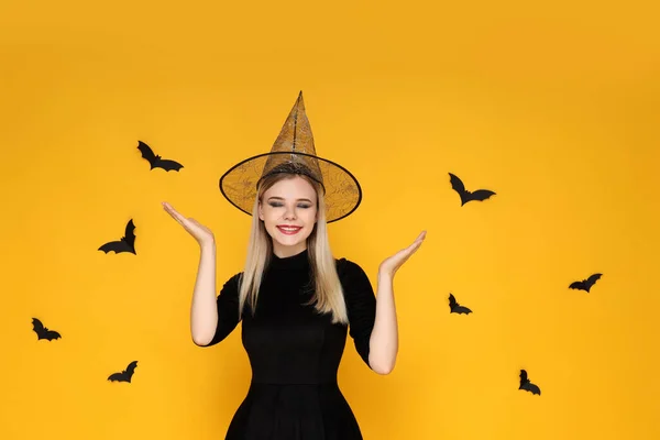Koncept Halloween Mladá Žena Žlutém Pozadí — Stock fotografie