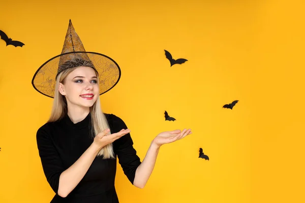 Concepto Halloween Mujer Joven Sobre Fondo Amarillo —  Fotos de Stock