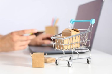 Alışveriş anlayışı, Kara Cuma ve indirimler