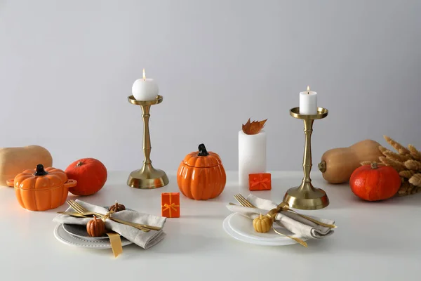 感恩节的概念 秋天的餐桌放在白桌上 — 图库照片