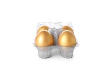 Zenginlik kavramı, beyaz arka planda izole edilmiş altın yumurtalar.