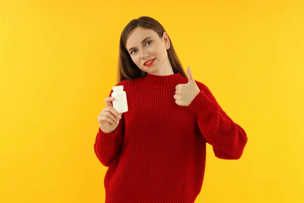 Wanita Dengan Botol Pil Latar Belakang Kuning — Stok Foto