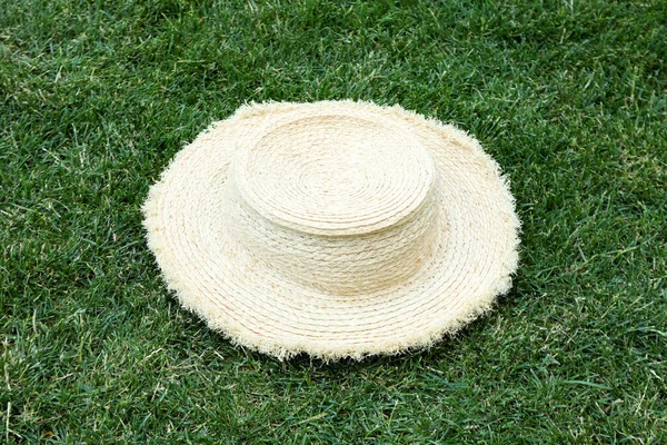 Sombrero Paja Sobre Hierba Verde Aire Libre Día Verano —  Fotos de Stock