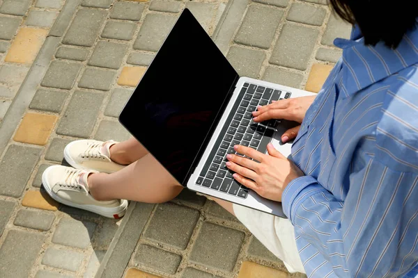 Young Woman Working Laptop Outdoor Concept Freelancer — Stock Photo, Image