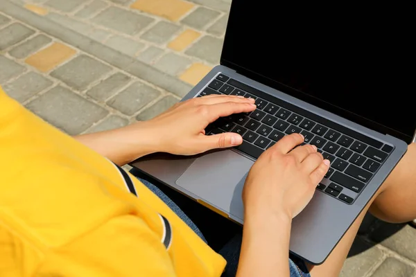 Young Woman Working Laptop Outdoor Concept Freelancer — Stock Photo, Image