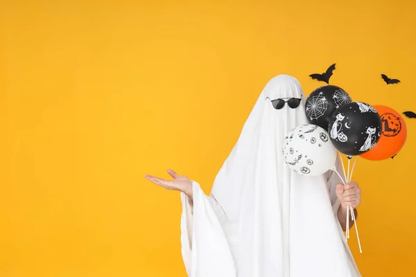 Concept Halloween Fantôme Avec Des Ballons Sur Fond Jaune — Photo
