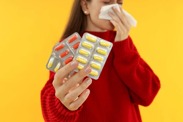 Wanita Sakit Dengan Pil Pada Latar Belakang Kuning — Stok Foto