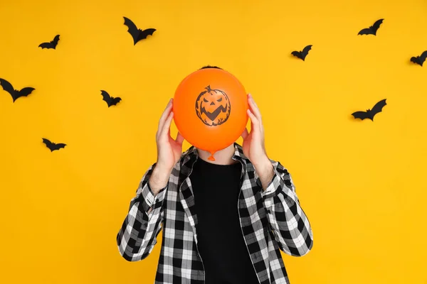 Concepto Halloween Guy Con Globo Halloween Sobre Fondo Amarillo —  Fotos de Stock