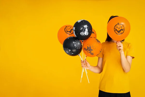 Koncept Halloween Žena Drží Halloweenské Balónky Žlutém Pozadí — Stock fotografie