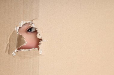 Teslimat, sürpriz, hediye, kadın gözü ve karton kutu dokusu