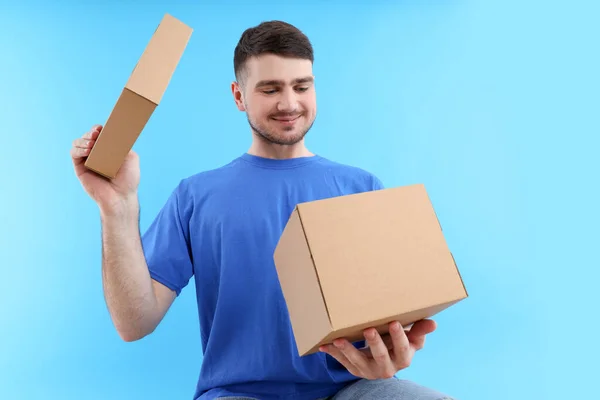 Concept Van Levering Verrassing Geschenk Jongeman Opende Een Kartonnen Doos — Stockfoto