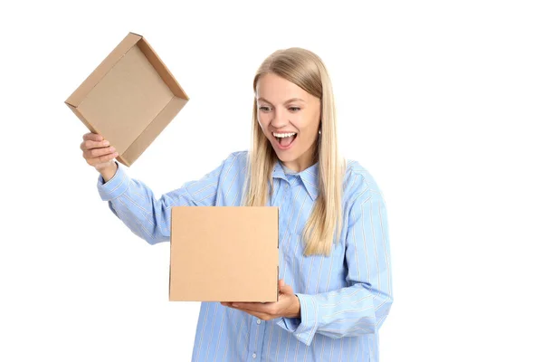 白い背景に隔離された配達 贈り物 若い女性と段ボール箱の概念 — ストック写真