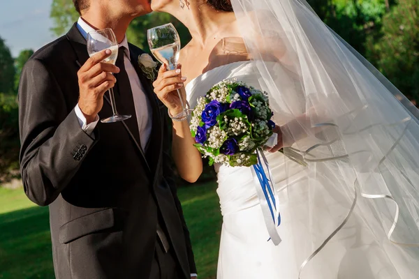 Copos de casamento com champanhe — Fotografia de Stock